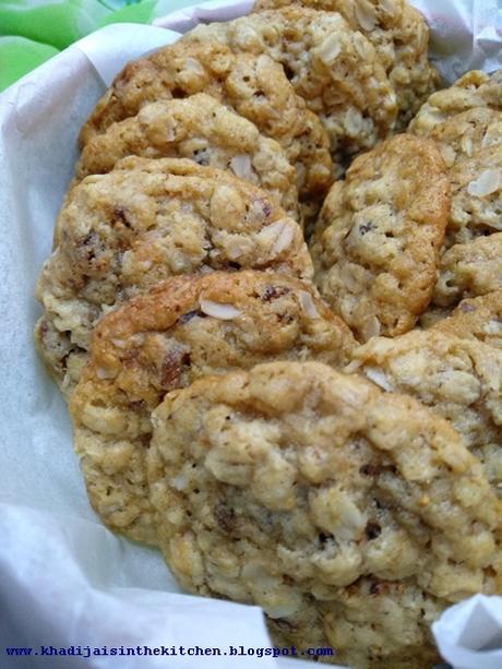 BISCUITS AUX FLOCONS D’AVOINE ET AUX FIGUES SÈCHES / OATMEAL DRIED FIGS COOKIES / GALLETAS CON COPOS DE AVENA Y  HIGOS SECOS / بيسكوي الشوفان و التين المجفف