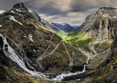 Ibex defies gravity and climbs a dam