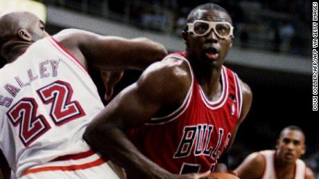 Pizza maker delivers response to Michael Jordan’s ‘Flu Game’ Pizza maker delivers response to Michael Jordan’s ‘Flu Game’