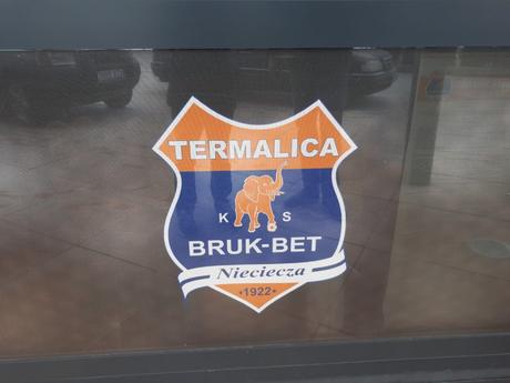 Śmieszne Historie o Piłce Nożnej w Polsce: Introducing Bruk-Bet Termalica Nieciecza, Europe’s Smallest Ever Top Flight Football Club Śmieszne Historie o Piłce Nożnej w Polsce: Introducing Bruk-Bet Termalica Nieciecza, Europe’s Smallest Ever Top Flight Football Club