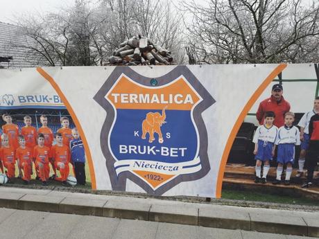 Śmieszne Historie o Piłce Nożnej w Polsce: Introducing Bruk-Bet Termalica Nieciecza, Europe’s Smallest Ever Top Flight Football Club Śmieszne Historie o Piłce Nożnej w Polsce: Introducing Bruk-Bet Termalica Nieciecza, Europe’s Smallest Ever Top Flight Football Club