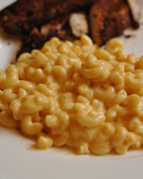 macaroni and cheese plated