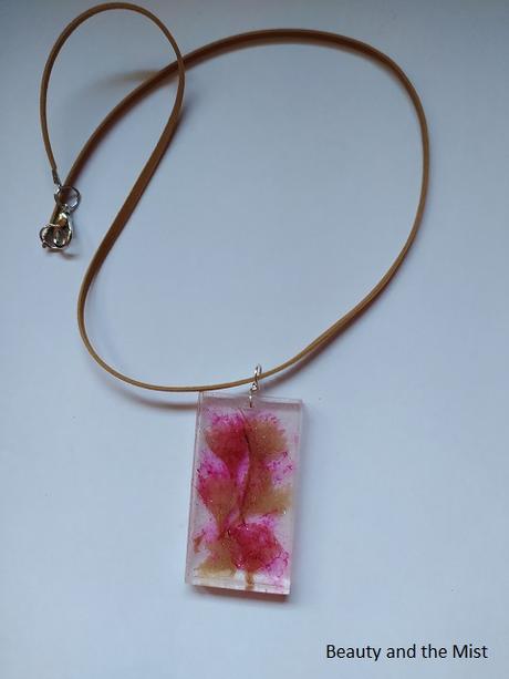 DIY: Make Necklaces With Resin Pendants With Dried Flowers