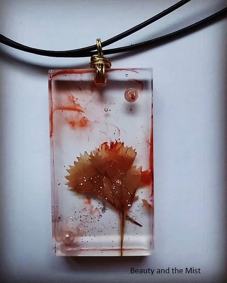 DIY: Make Necklaces With Resin Pendants With Dried Flowers