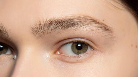 Causes and prevention of eyebrow hair loss