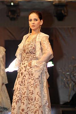Pakistani Fashion Model and Actress Saba Qamar Full Profile 2012