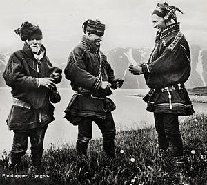 English: 1920's Three Sami men are exchanging ...