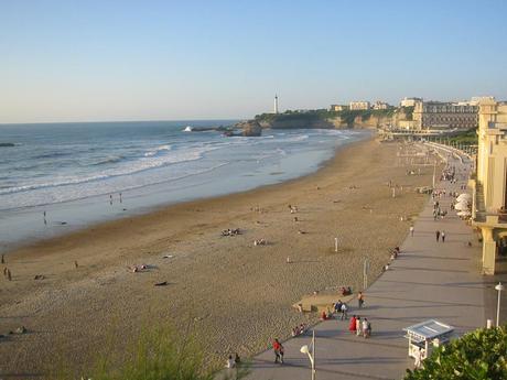 learns french in Biarritz: La Grande Plage