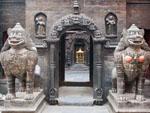 Stone lions guarding the entrance to the Golden Temple