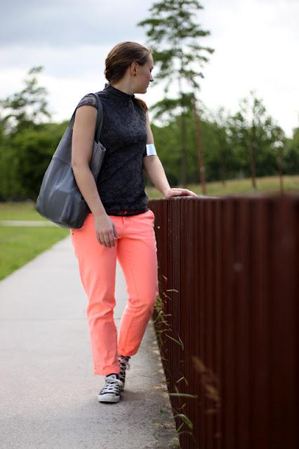 Outfit: Supporting in Neon