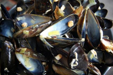 Mussels with cider, bacon and leeks