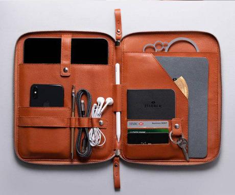 Perfect plane-friendly organiser that oozes elegance