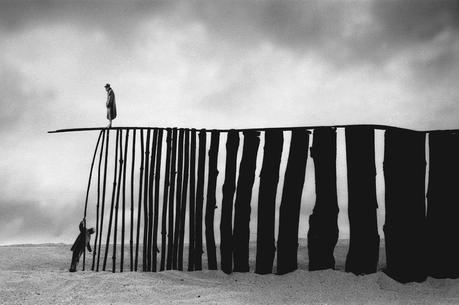 Gilbert Garcin La perseverance 2 1030x683