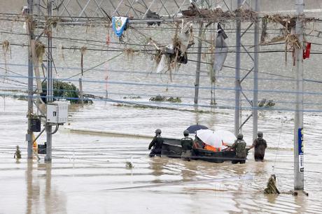 Japan: more than 30 dead in floods and landslides