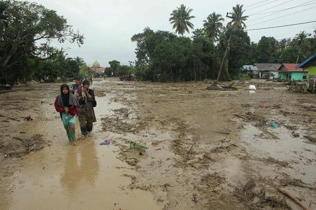 indonesia:-15-dead-and-dozens-missing-in-flash-floods