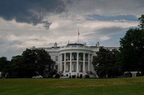 clinton-and-bush-portraits-taken-from-the-white-house-hall