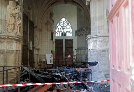 Nantes cathedral damaged by fire, investigation for “arson”