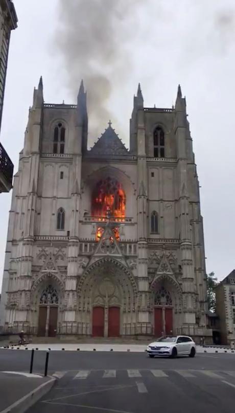 Nantes cathedral damaged by fire, investigation for “arson”