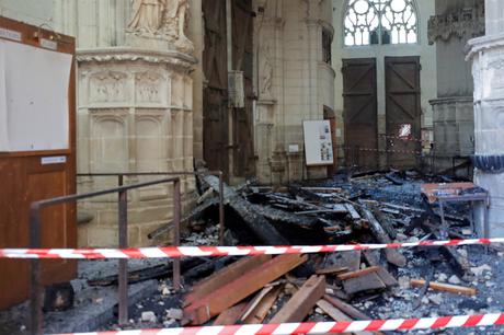 fire-in-nantes-cathedral:-a-man-in-custody