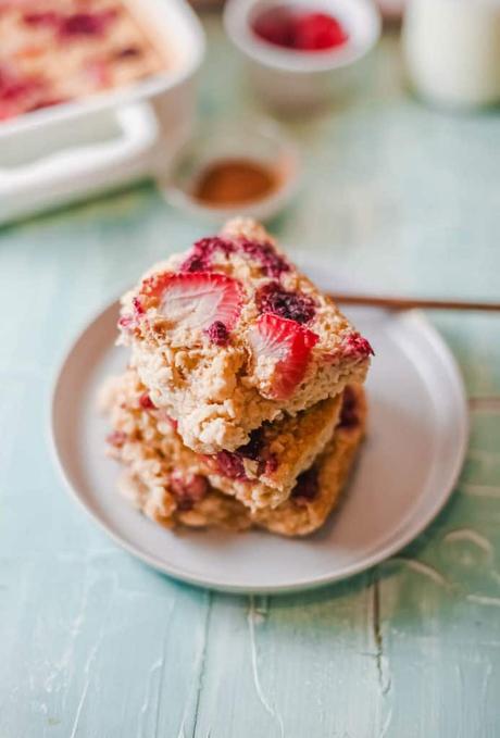 Vegan Baked Oatmeal with Fresh Berries Vegan Baked Oatmeal with Fresh Berries