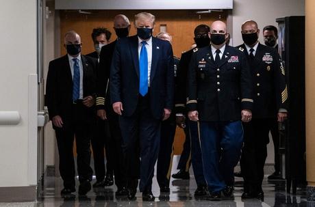 Trump defends wearing a mask as a “patriotic” gesture