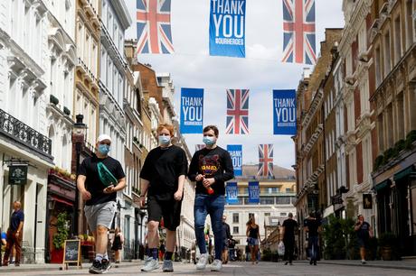 mandatory-masks-and-tests-on-travelers-are-becoming-more-widespread-in-europe