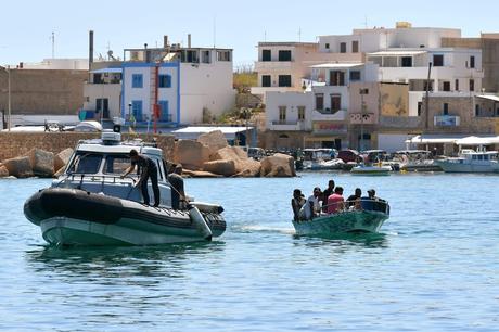 italian-coast-guards-rescue-around-100-migrants