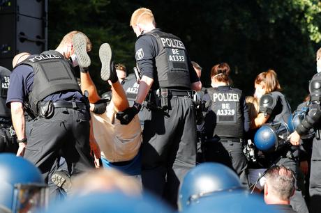 demonstrations-in-berlin-on-saturday:-45-police-officers-injured