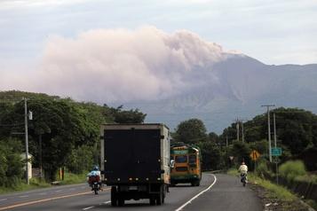  Nicaragua: le volcan Telica en éruption)