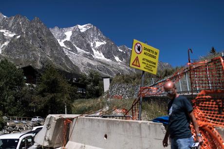 mont-blanc-glacier-on-the-verge-of-collapse-in-italy