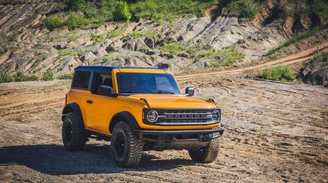 2021 Ford Bronco crawls through Rubicon trail on video