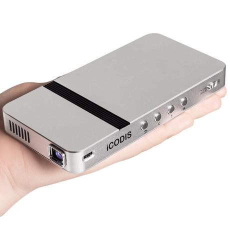 pico-projector-in-hand