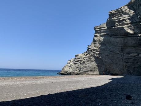 5 hidden and shockingly beautiful beaches in Santorini