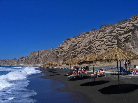 5 hidden and shockingly beautiful beaches in Santorini