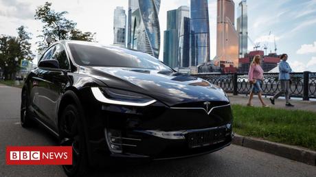 Tesla Autopilot detects speed limits and green lights