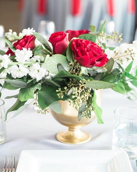 red white wedding colors flowers centerpiece table