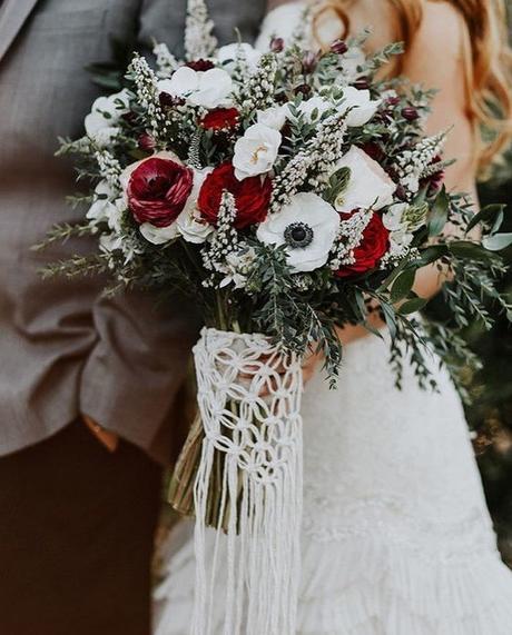 red white wedding colors bouquet