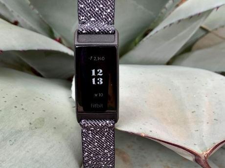 fitbit built in gps