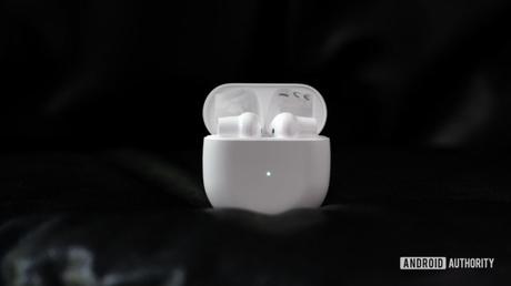 US Customs seizes OnePlus Buds, thinks they’re counterfeit Apple AirPods