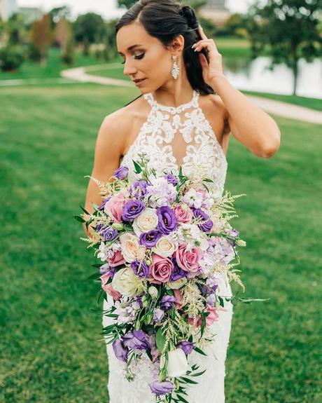 lilac wedding colors bride bouquet