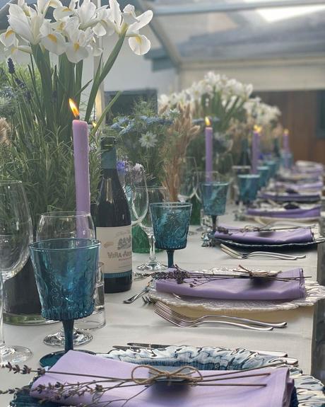 lavender wedding colors table seatting flowers centerpiece