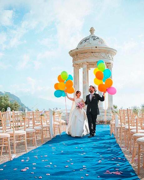 blue and white wedding colors aisle