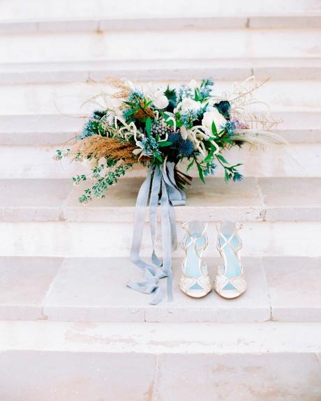 blue and white wedding colors flowers bouquet