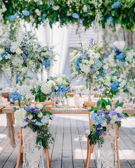 blue and white wedding colors flowers decor table