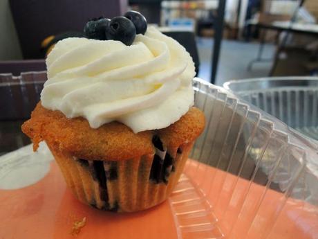Blueberry muffin CUPCAKE! HolyI’mInHeavenNow!