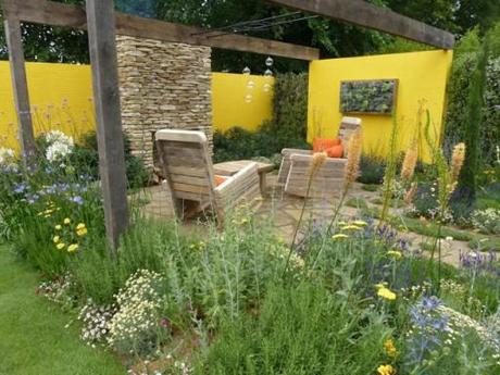 yellow walls add color to the garden
