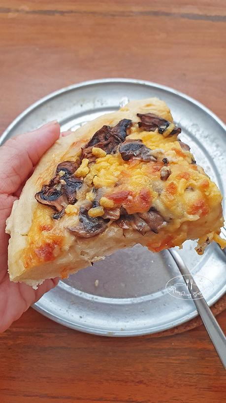 White sauce Mushroom and garlic pizza