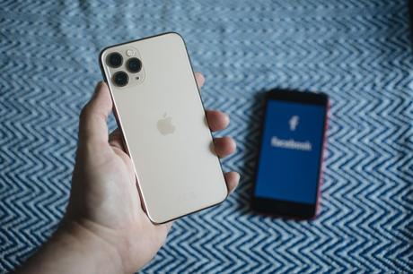 Apple halts fee on Facebook paid online events