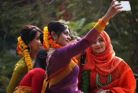 Tips to Take Good Selfies (The Art of Selfie-Taking)