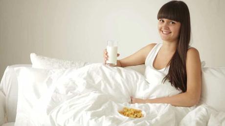 Drink Milk Before Bed: 14 Benefits You Need to Know